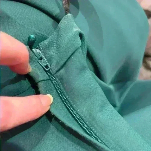 H&M skater skirt in green. Size 8. - Picture 5 of 6